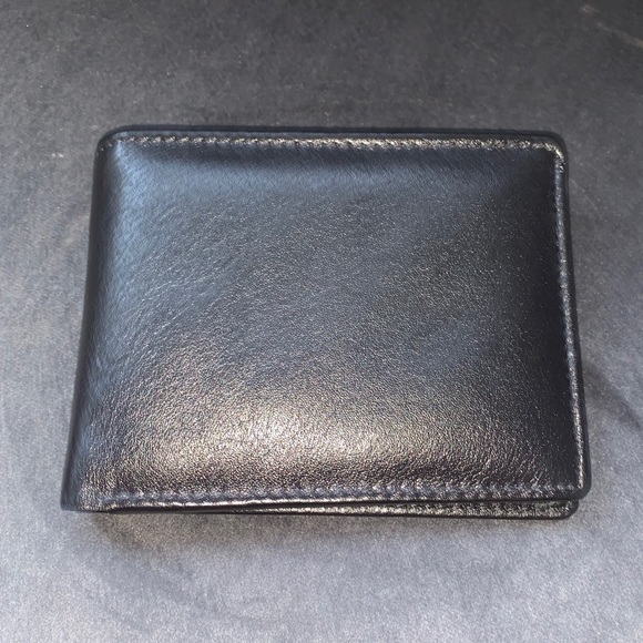 ~SOLD~ Men’s Faux Leather Wallet - Picture 2 of 2